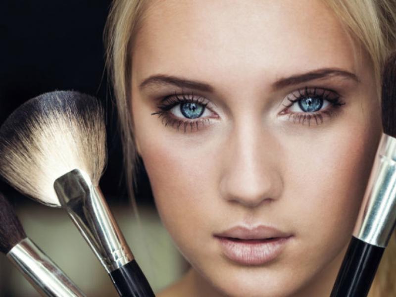 Make-up voor asblondes met groene ogen blondafbeelding met groene ogen